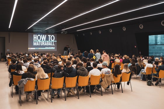Auf überaus großes Interesse stieß am 3. Oktober die Informationsveranstaltung "How to Maturaball?!" im NOI Techpark in Bozen: Über 200 Schülerinnen und Schüler aus über 70 Klassen der 3., 4. und 5. Klassen aus Berufs- und Oberschulen nahmen teil, die maximale Teilnehmerzahl wurde erreicht, zahlreiche Interessierte standen auf der Warteliste. (Foto: LPA/Landesamt für Jugendarbeit/Youth Info)