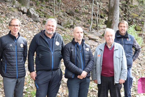 Er war im Jahr 1962 bei der Wildbachverbauung: Johann Kral, Jahrgang 1938 (Zweiter von rechts) mit (von links) dem Direktor der Agentur für Bevölkerungsschutz Klaus Unterweger, Bauleiter und Baustellenleiter Hansjörg Prugg, dem Direktor des Landesamtes für Wildbach- und Lawinenverbauung Süd Thomas Thaler, Vorarbeiter Roland Obertegger beim neuen Rückhaltebecken oberhalb der Virglpromenade. (Foto: LPA/Maja Clara)