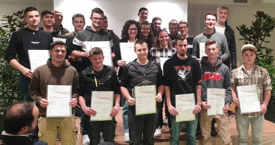 Diplomverleihung am Berufsbildungszentrum Luis Zuegg&nbsp;in Meran; im Bild die Tischlergesellen mit Fachlehrer Maximilian Prunner und Vizedirektor Bernhard-Eduard Ploner. (Foto: LPA/Berufsbildungszentrum Meran)