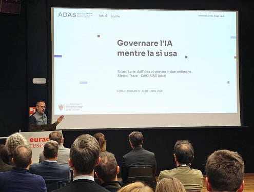 „Wir wollten zeigen, dass eine öffentliche Verwaltung generative künstliche Intelligenz einsetzen kann, ohne die Kontrolle darüber zu verlieren und ohne jahrelange Vorlaufzeiten“, schilderte Alessio Trazzi Chief AI Officer der Südtiroler Informatik AG.&nbsp;(Foto: LPA/Ursula Pirchstaller)