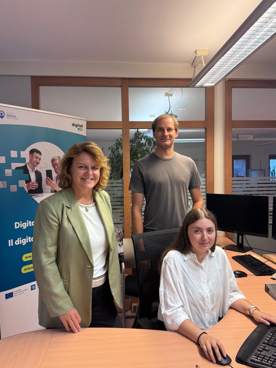 Anlaufstellen, wie die Digipoints (im Bild jener in St. Martin in Passeier), bieten wichtige Unterstützung auch für Seniorinnen und Senioren und können damit die Scheu vor der digitalen Welt abbauen (von links): Landesrätin Rosmarie Pamer, Bürgermeister Dominik Alber und Digi Point-Mitarbeiterin Alina Platter. (Foto: LPA/Ressort Sozialer Zusammenhalt, Familie, Senioren, Genossenschaften und Ehrenamt)