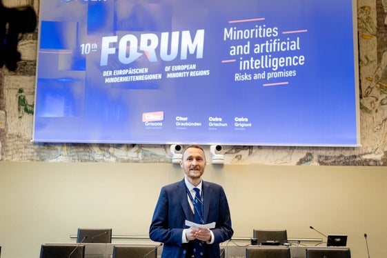 Mathias Stuflesser, direttore della Ripartizione Amministrazione istruzione, formazione e Cultura ladina, ha moderato il Forum FUEN delle regioni delle minoranze. (Foto: FUEN/László Mihály)