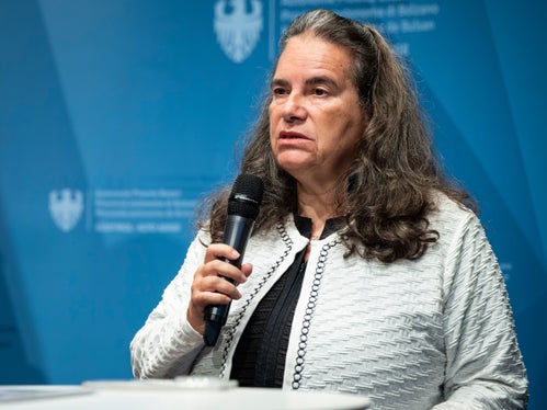 Arianna Villotti, die Direktorin des Amtes für Brandverhütung, betonte: Sicherheit beginnt bei der richtigen Planung und Installation. Auch wenn es sich um einen privaten Stellplatz handelt, müssen die Gegebenheiten der gesamten Garage berücksichtigt und die Brandschutzbestimmungen eingehalten werden. (Foto: LPA/Fabio Brucculeri)