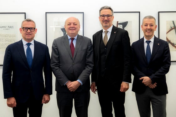 Sie empfingen den Minister Gilberto Pichetto Fratin im Palais Widmann (von links): der Landesrat für Hochbau, Valorisierung des Vermögens, Grundbuch und Kataster Christian Bianchi, der Minister für Umwelt und Energiesicherheit Gilberto Pichetto Fratin, der Landeshauptmann von Südtirol Arno Kompatscher und der Landesrat für Umweltschutz, Natur- und Klimaschutz, Energie, Raumordnung und Sport, Peter Brunner. (Foto: Manuela Tessaro)