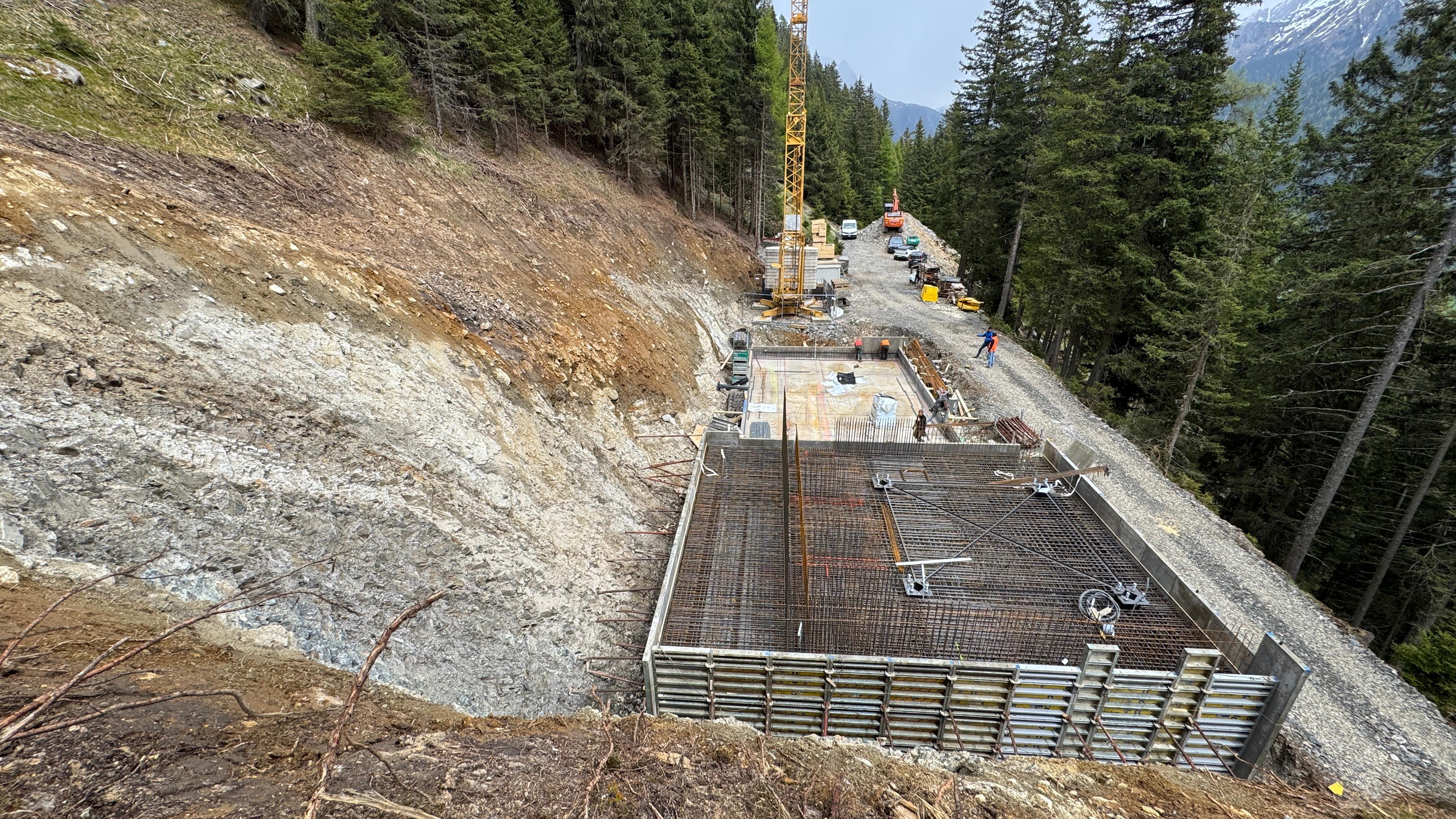 I lavori di costruzione della nuova postazione ricetrasmittente ad Anterselva, sul lato destro della valle, a monte di Anterselva di Sopra, procedono a ritmo serrato. (Foto: USP/RAS)