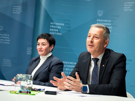 Wohn-Landesrätin Ulli Mair und Peter Brunner, der Landesrat für Raumordnung, haben am 21. November in der Landesregierung einen weiteren Schritt gesetzt, um den Südtiroler Mietmarkt zu entspannen. (Foto: LPA/Fabio Brucculeri)