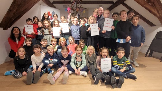 Leuchtende Kinderaugen beim vorweihnachtlichen Workshop zur Euregio mit Valentina Stecchi und Christoph von Ach (Foto: Euregio/Armin Gluderer)