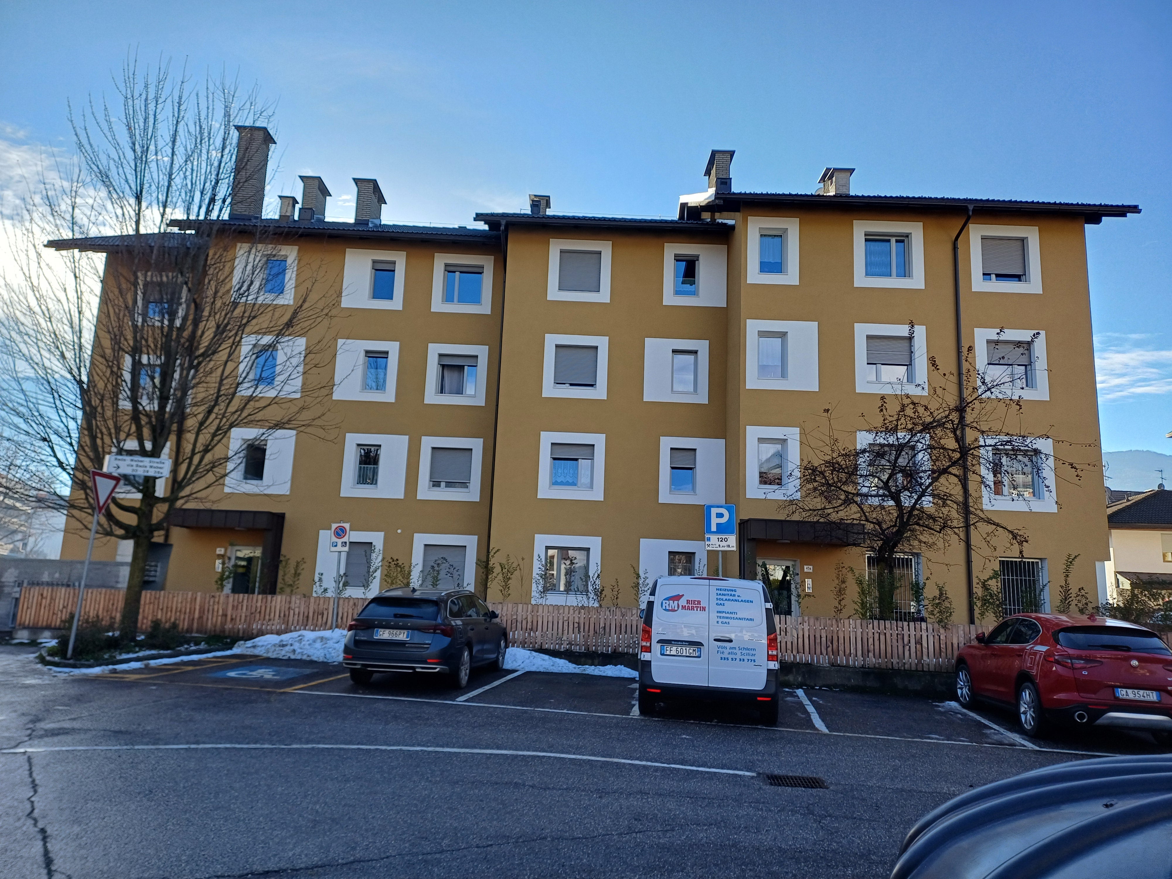 Auch dieses Wohnhaus des Wohnbauinstituts (WOBI) in Bruneck hat vom PNRR-Fonds profitiert: Mit den Geldmitteln konnte eine sanfte energetische Sanierung durchgeführt werden, die die Qualität des Gebäudes erhöht und die Energiekosten senkt. (Foto: LPA/Amt für Wohnbauprogrammierung)