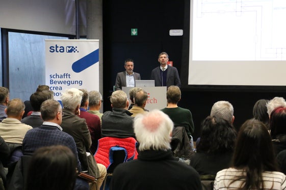 Mobilitätslandesrat Daniel Alfreider (r.) und Generaldirektor der STA Joachim Dejaco (l.) bei der Fachtagung in der Eurac.