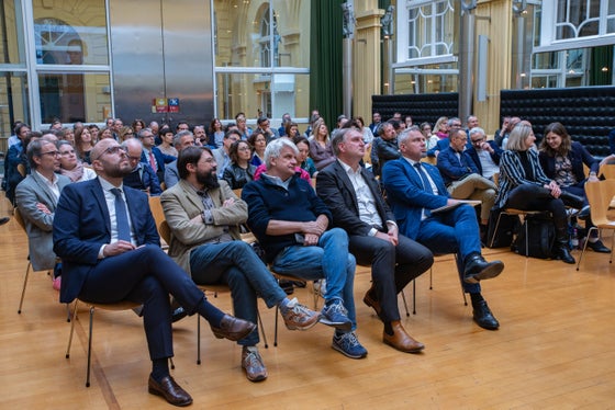 Rund 80 Führungskräfte des Landes Südtirol tauschten sich beim ersten Führungskräfte-Forum&nbsp;über einen erfolgreichen und nutzbringenden, aber auch kompetenten, sicheren und verantwortungsvollen Einsatz&nbsp;von KI-Tools aus. (Foto: LPA/Greta Stuefer)