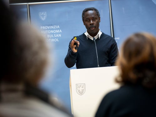 Fernando Biague, esperto dei fenomeni migratori e, tra l’altro, cofondatore del Centro di Ricerca e Formazione sull’Intercultura a Bressanone nel corso della conferenza stampa odierna (Foto: ASP/Fabio Brucculeri)