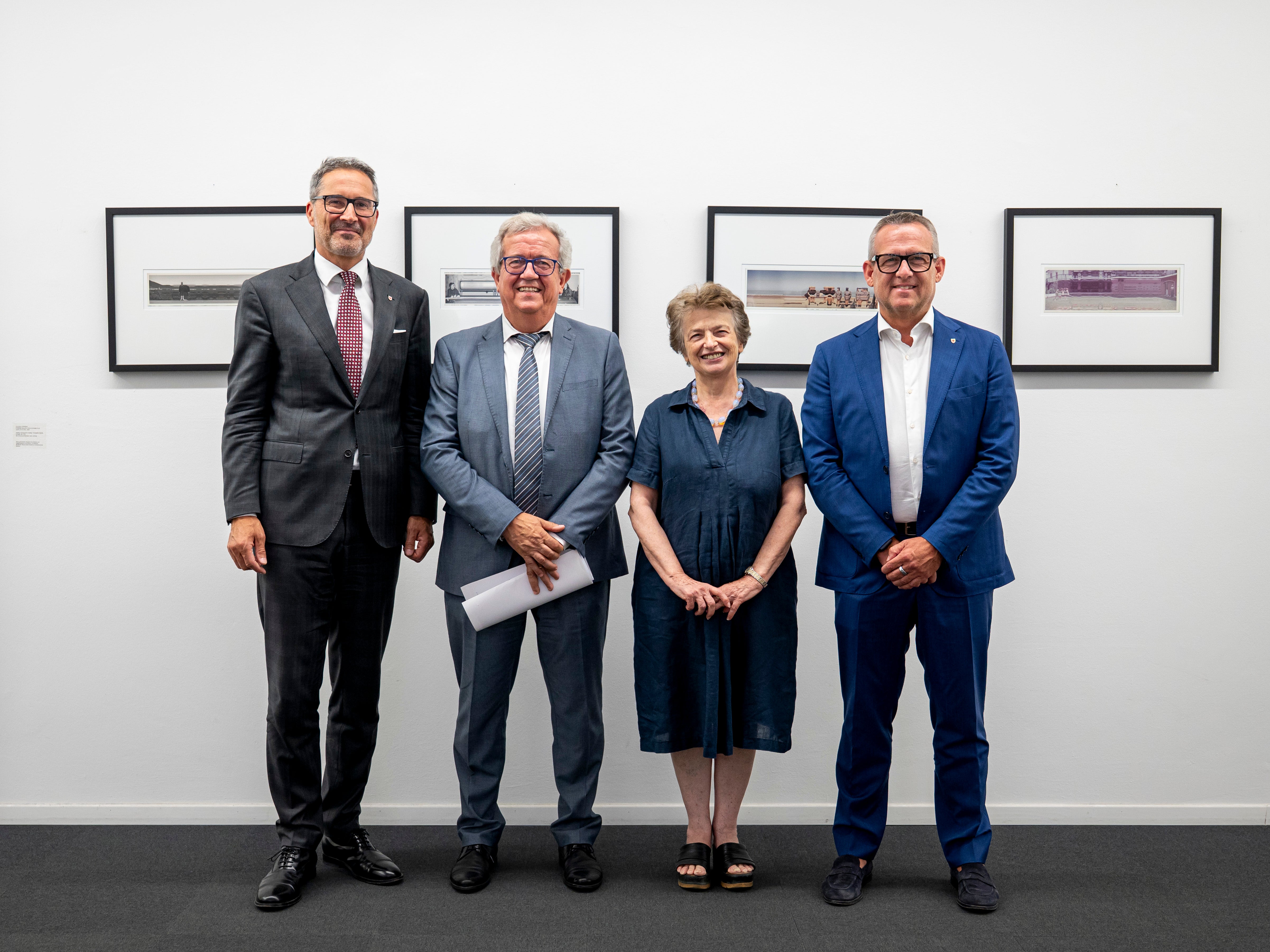 Landeshauptmann Arno Kompatscher, INPS-Regionaldirektor Vittorio Feliciani, INPS-Verwaltungsrätin Luisa Gnecchi und Landesrat Christian Bianchi nach der Unterzeichnung des dritten Loses zur Übernahme von INPS-Liegenschaften durch das Land. (Foto: LPA/Fabio Brucculeri)