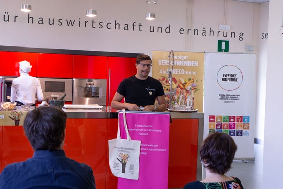 160 Freiwillige rund um Christian Bacci sammeln täglich als Bröseljäger genießbare Lebensmittel ein, um diese vor der Entsorgung in der Mülltonne zu retten. (Foto: LPA/Greta Stuefer) 