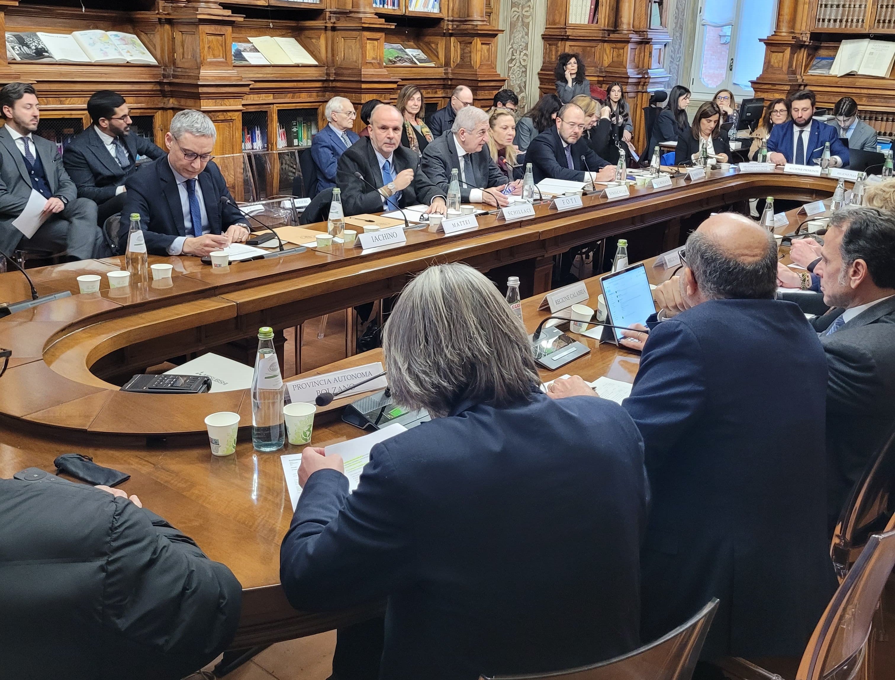 Lo stato di avanzamento dei progetti del PNRR nel settore sanitario e la rendicontazione delle misure sono stati al centro di un incontro tenutosi a Roma tra l'assessore provinciale Hubert Messner, i rappresentanti delle Regioni e delle Province autonome, il ministro della Salute Orazio Schillaci e il ministro per gli Affari europei Tommaso Foti. (Foto: USP/Michael Mayr)