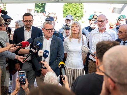 Alle 6.24 di mattina di giovedì 16 luglio è stata segnalato alle Forze dell'Ordine il crollo della parte centrale del Tribunale di Bolzano, avvenuto poco prima. Ciò che conta più di tutto è che nessuna persona sia rimasta coinvolta. Si è trattato di un crollo grave, che ha interessato una parte importante del tribunale, ha dichiarato l’assessore provinciale alle Opere pubbliche e alla Valorizzazione del patrimonio, Christian Bianchi, nel corso di un punto stampa. (Foto: USP/Fabio Brucculeri)