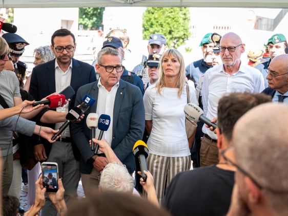 Alle 6.24 di mattina di giovedì 16 luglio è stata segnalato alle Forze dell'Ordine il crollo della parte centrale del Tribunale di Bolzano, avvenuto poco prima. "Ciò che conta più di tutto è che nessuna persona sia rimasta coinvolta. Si è trattato di un crollo grave, che ha interessato una parte importante del tribunale", ha dichiarato l’assessore provinciale alle Opere pubbliche e alla Valorizzazione del patrimonio, Christian Bianchi, nel corso di un punto stampa. (Foto: USP/Fabio Brucculeri)
