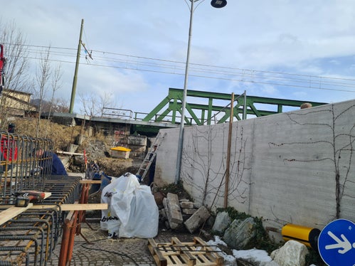 Das Landesamt für Wildbachverbauung Ost arbeitet derzeit an der Vervollständigung der Hochwasserschutzmauer an der Rienz in Stegen bei Bruneck, dabei wird auch ein mobiles Tor eingebaut, das bei Hochwasser der Rienz verschlossen wird. (Foto: LPA/Landesamt für Wildbach- und Lawinenverbauung Ost)