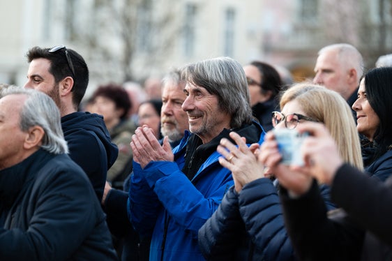 Anche l'assessore provinciale alla Prevenzione sanitaria e Salute Hubert Messner si è mescolato tra il pubblico in piazza Walther. (Foto: USP/Manuela Tessaro)