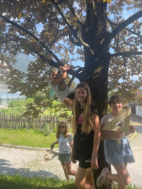 Eine Entdeckungsreise in die Welt der Zahlen, Daten und Wahrscheinlichkeit war der Workshop Mathematik=spannend+logisch+genial+überall“: im Bild Anna, Aylin, Sophie, Maria (Foto: LPA/Begabungs- und Begabtenförderung der Pädagogischen Abteilung der Deutschen Bildungsdirektion/Franziska Volgger)