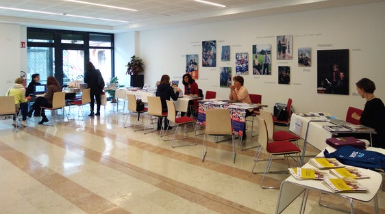Giovedì 20 febbraio al Centro Trevi di Bolzano consulenti dell’Ufficio Bilinguismo e lingue straniere, insieme a rappresentanti di alcune organizzazioni locali, saranno a disposizione per rispondere alle domande e informare sulle varie soluzioni di soggiorno studio all’estero. L’evento si terrà dalle ore 10.00 alle ore 18.00. (Foto: USP/Daldos) 