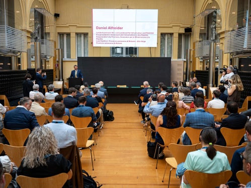 Un convegno ospitato dalla&nbsp;Provincia autonoma di Bolzano&nbsp;a Palazzo Widmann,&nbsp;che ha accolto rappresentanti istituzionali (accolti dall'assessore provinciale alla Mobilità Daniel Alfreider, nella foto al podio) e stakeholder sia locali sia da altre Regioni d'Italia e dai Paesi limitrofi nonché esporti della Commissione europea, e poi l'inaugurazione della nuova società&nbsp;Hydrogen Adige Valley&nbsp;a Bolzano Sud, con la visita all'impianto di produzione di idrogeno&nbsp;e al parco fotovoltaico: la mattinata del 25 giugno si è evoluta all'insegna della&nbsp;mobilità pubblica a zero emissioni. (Foto: USP/Fabio Brucculeri)