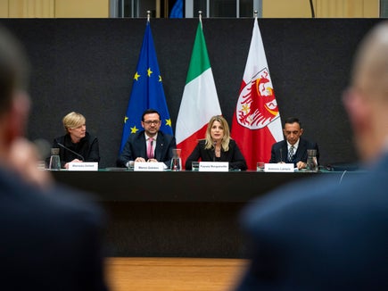 Un momento dell'incontro a Palazzo Widmann con gli stakeholder della nuova Piattaforma Economia 2030. Nella foto (da sinistra) la direttrice di Ripartizione Manuela Defant, il vicepresidente Marco Galateo, il sottosegretario di Stato Fausta Bergamotto e il direttore di Dipartimento Antonio Lampis. (Foto: USP/Fabio Brucculeri)