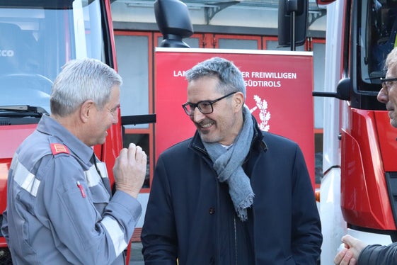 Austausch über das Feuerwehrwesen: Bevölkerungsschutzlandesrat und Landeshauptmann Arno Kompatscher (rechts im Bild) und der Präsident des Landesverbandes der Freiwilligen Feuerwehren Südtirols Wolfram Gapp (Foto: LPA/Maja Clara)