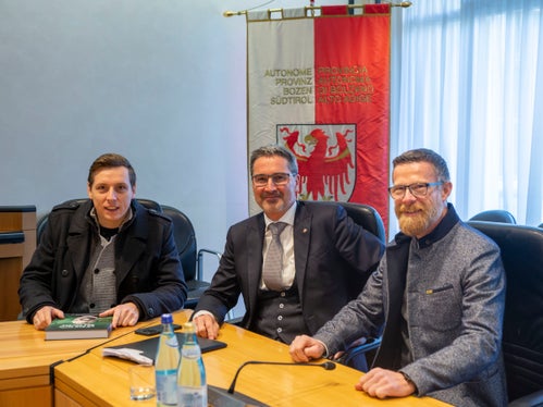 Antrittsbesuch: Landeshauptmann Kompatscher mit dem Landeskommandanten des Schützenbundes, Roland Seppi (r.) und Bundesgeschäftsführer Egon Zemmer (l.) (Foto: LPA/Fabio Brucculeri)