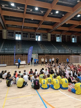 La premiazione in occasione di una manifestazione di sport scolastico presso il Palasport di Bolzano. (Foto: USP/Direzione Istruzione e Formazione tedesca/Jonas Mathá)