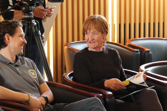 Auch Jakob Frenes von der Landesabteilung Forstdienst hat an dem Projekt mitgearbeitet; im Bild im Gespräch mit Martha Stocker, Verwaltungsrätin der Stiftung Sparkasse. (Foto: LPA/Maja Clara)