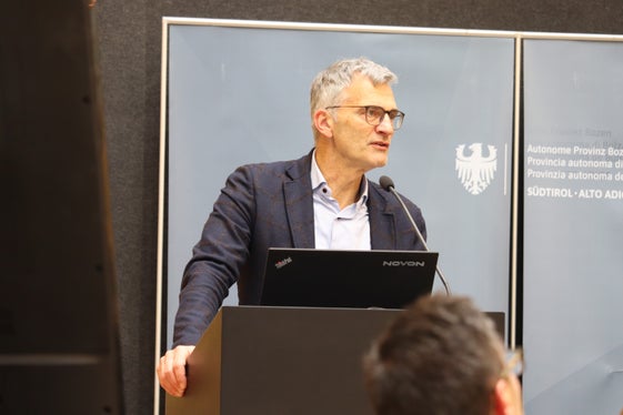 Projekt Klimapilot vorgestellt, eine Machbarkeitsstudie Klimawald, in der drei Südtiroler Forstbetriebe analysiert werden: der Direktor der Landesabteilung Forstdienst Günther Unterthiner. (Foto: LPA/Maja Clara)