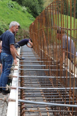 Bevölkerungsschutzlandesrat Schuler nimmt die Arbeiten an den Uferschutzmauern am Knuttenbach in Rein in Taufers in Augenschein: Der Bautrupp der Wildbachverbauung saniert die bestehenden Uferschutzmauern und errichtet sie zum Teil neu; zusätzlich wird eine Hochwasserschutzmauer aus Beton mit einer Höhe von 1,10 Metern aufgesetzt. (Foto: LPA/Maja Clara)