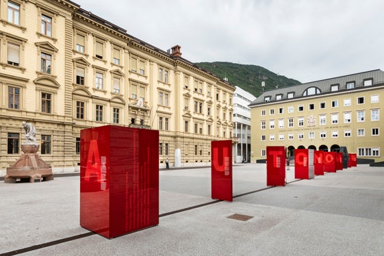 Die Dauerausstellung auf dem Silvius-Magnago-Platz in Bozen baut auf den neun Buchstaben des Wortes Autonomie (deutsch) und Autonomia (italienisch) auf. (Foto: LPA/Ivo Corrà)