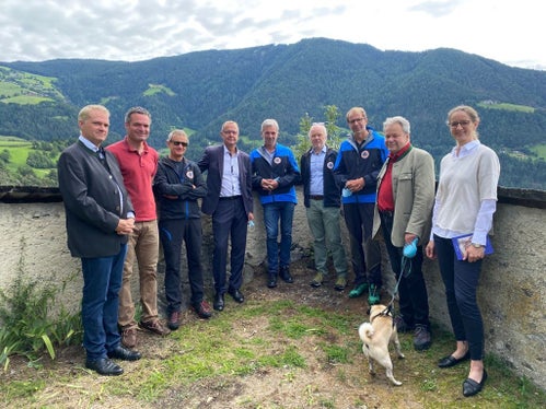 Felssanierung auf Schloss Rodenegg begutachtet (v.l.): Oswald Wolkenstein, Kastellan Lukas Kraler, Amtsdirektor Gius, Bürgermeister Gemeinde Rodeneck Helmut Achmüller, Landesrat Schuler, Direktor Funktionsbereich Wildbachverbauung De Polo, Agenturdirektor Unterweger, Franz Gottfried, Alexandra Wolkenstein (Foto: LPA/Noemi Prinoth)