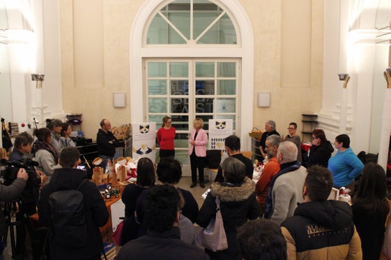 Amtsdirektorin Verena Moser (l.) und Landesrätin Waltraud Deeg (r.) haben heute Vormittag den 5. Solidarischen Weihnachtsmarkt eröffnet. (Foto: LPA/Hannes Wisthaler)