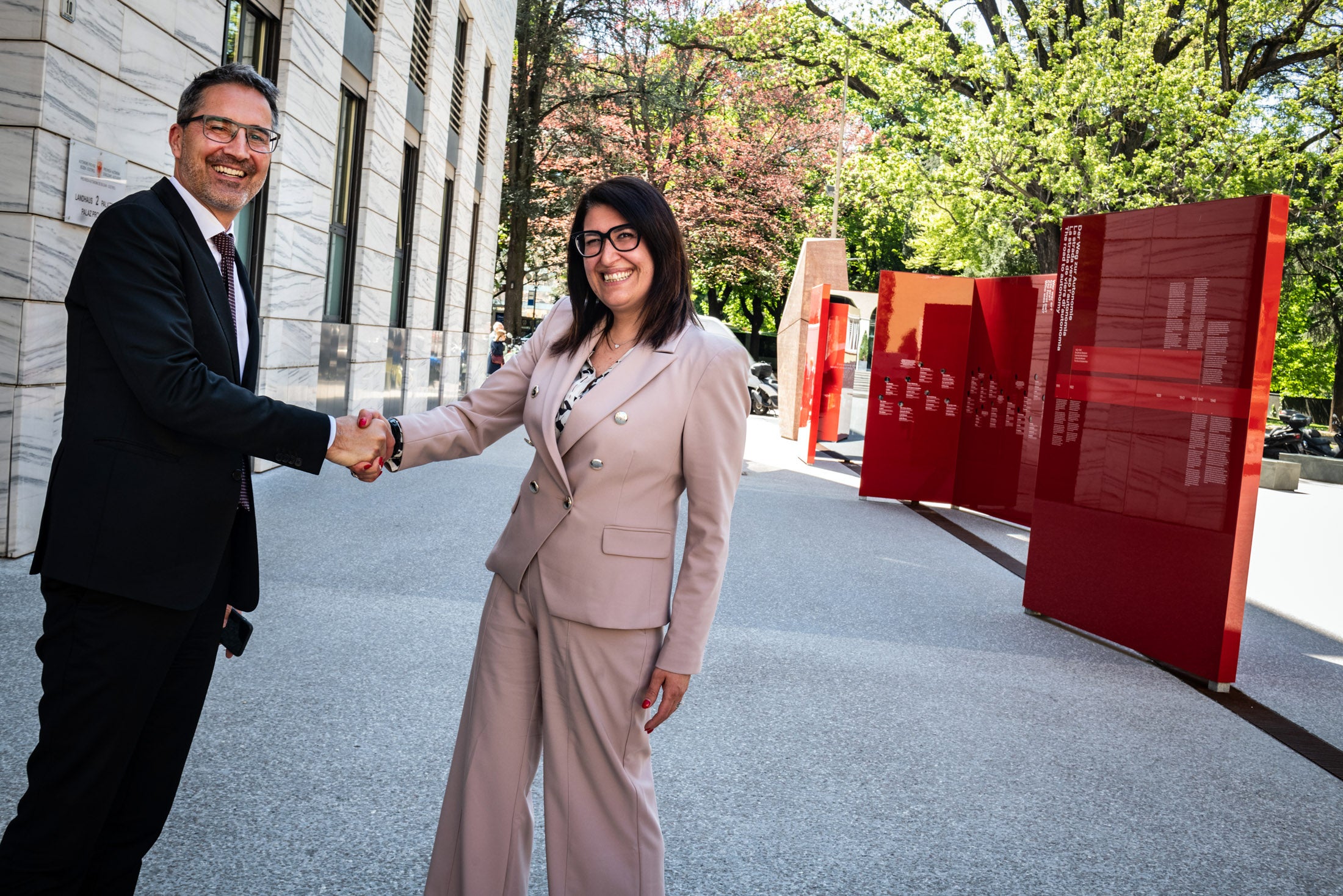 Il Presidente Arno Kompatscher e la neo-presidente di Confesercenti Alto Adige Elena Messina Bonaldi (Foto: ASP/Ivo Corrà)