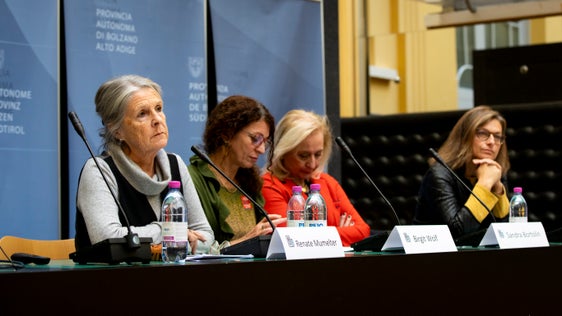 Weibliches Podium: Moderatorin Renate Mumelter mit den Referentinnen Birgit Wolf, Sandra Bortolin und Anita Rossi. (Foto: LPA/Fabio Brucculeri)