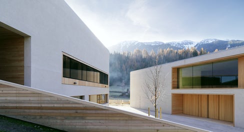 Die Landesregierung ernennt die Führungsausschüsse der Südtiroler Naturparke neu - gestern war jener des Naturparks Puez-Geisler (im Bild das Naturparkhaus in St. Magdalena in Villnöss) an der Reihe. (Foto: Paul Ott)