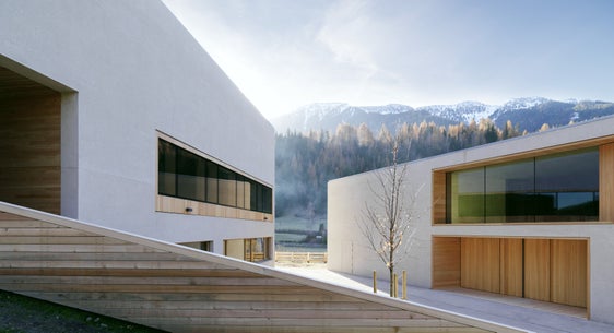 Die Landesregierung ernennt die Führungsausschüsse der Südtiroler Naturparke neu - gestern war jener des Naturparks Puez-Geisler (im Bild das Naturparkhaus in St. Magdalena in Villnöss) an der Reihe. (Foto: Paul Ott)