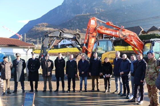 Gruppenfoto auf der Baustelle für die neue Zughaltestelle St. Jakob: Verantwortliche der Politik, Ordnungskräfte und des Mobilitätsbereichs verweisen auf das zusätzliche Angebot, das für Pendlerinnen und Pendler entsteht. (Foto: LPA/Patrick Thaler)