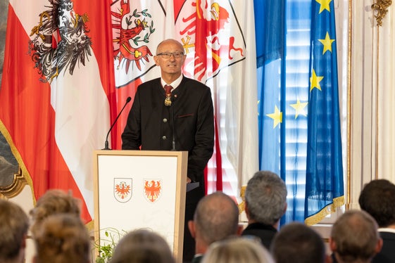 Il governatore del Tirolo Mattle: Molti dei premiati hanno prestato innumerevoli ore di volontariato: un tempo impiegato non retribuito, ma prezioso e dal valore inestimabile. (Foto: Land Tirol/die Fotografen)