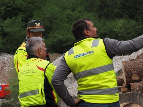 Die Arbeiter einer auf Forsttechnik und Hackservice spezialisierten Firma haben mit den Förstern die anspruchsvolle Arbeit in den Hängen der Gadertaler Schlucht durchgeführt. (Foto: LPA/Forstinspektorat Bruneck/Forststation St. Vigil in Enneberg)