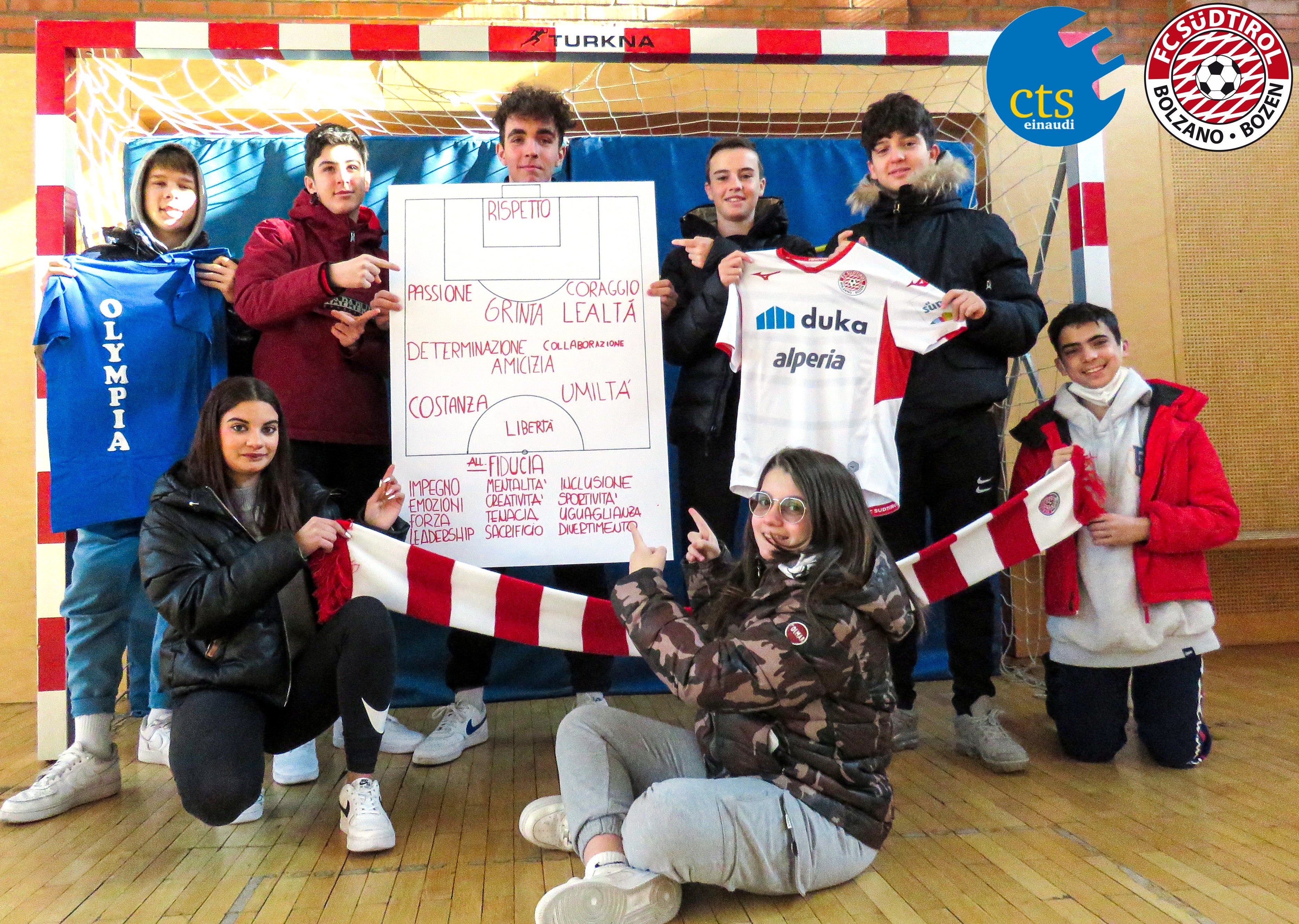 I ragazzi e le ragazze della classe prima del corso Olympia dell'Istituto professionale provinciale per il Commercio, Turismo e Servizi Luigi Einaudi di Bolzano che partecipano al progetto I semi dell'etica (Foto: ASP/Istituto Einaudi di Bolzano 