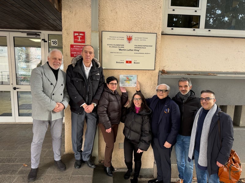 Sie verschafften sich einen Überblick darüber, wie die neue kontrollierte mechanische Lüftung funktioniert (im Bild von links): Maurizio Lombardi, der Referent der Region Marken, Luca Verdi, der Direktor des Labors für Luftanalysen, Agata Scinaldi von der Grundschule Martin Luther King, Ingenieurin Clara Peretti vom Projekt necessARIA, Mario Carlocchia (Region Marken), Schuldirektor Franco Lever und Fabio Furciniti, der Inspektor für den mathematischen, wissenschaftlichen und technologischen Bereich in der Italienischen Bildungsdirektion. (Foto: LPA/Labor für Luftanalysen und Strahlenschutz)