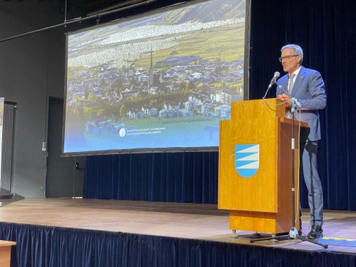 Landeshauptmann Arno Kompatscher: Das Beispiel des Bonifizierungskonsortiums Vinschgau zeigt, dass es möglich ist, verschiedene Interessen gleichzeitig zu verfolgen: Einerseits die Wasserversorgung sicherzustellen und durch die Umstellung auf die Tropfbewässerung Wasser einzusparen. Andererseits die Umwelt und die natürlichen Ressourcen zu schonen sowie die Restwassermengen in den Fließgewässern besser zu gewährleisten. Gleichzeitig bleibt die landwirtschaftliche Produktion möglich und sichert Einkommen. (Foto: LPA/G.News)