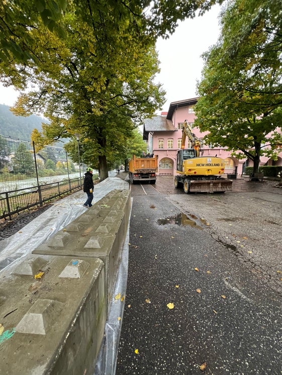 Nel pomeriggio di oggi l’area funzionale&nbsp;Bacini montani&nbsp;ha iniziato a installare sulla sponda destra orografica dell’Isarco, all’altezza di Chiusa e per una lunghezza di 240 metri, delle barriere mobili in cemento per affrontare un’eventuale piena. (Foto: USP/Ufficio Sistemazione bacini montani Nord)