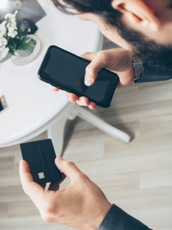 Smartphone statt Karte, auch bei Vorgängen, die ein rechtsgültiges Dokument erfordern: Das ist ein wichtiger Teil des digitalen Wandels, den auch die Agentur für ein Digitales Südtirol und die Abteilung Informatik der Landesverwaltung vorantreiben. (Foto: www.pexels.it Das Foto darf nur in Zusammenhang mit dieser Pressemitteilung verwendet werden.)