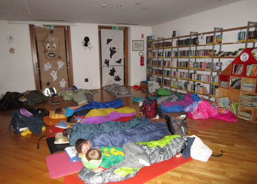 Eine Nacht in der Bibliothek konnten Kinder im Rahmend der Nacht der Bibliotheken im Jahr 2023 in Sarnthein erleben. (Foto: LPA/Öffentliche Bibliothek Sarnthein)