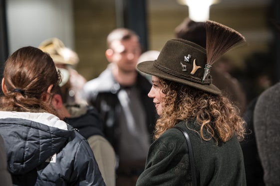La celebrazione del 26 novembre, che ha riunito aspiranti cacciatori da tutte le parti del territorio, è stata caratterizzata dall'abbigliamento da caccia. (Foto: USP/Bernhard Aichner)