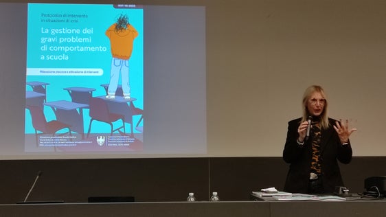 Le protocol á sciöche fin da relevé adora assá comportamënc problematics dles scolares y di scolars y da ativé intervënć adatá por prevení che situaziuns de crisa devëntes gravëntes, á dit la doturia Donatella Arcangeli tratan so referat. (Foto: USP/Intendënza Ladina)